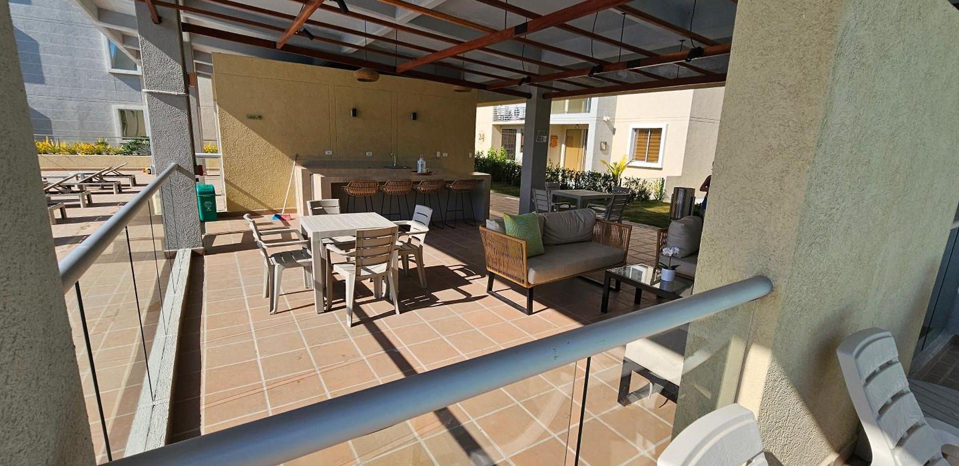 Modern In With Pool And Access *