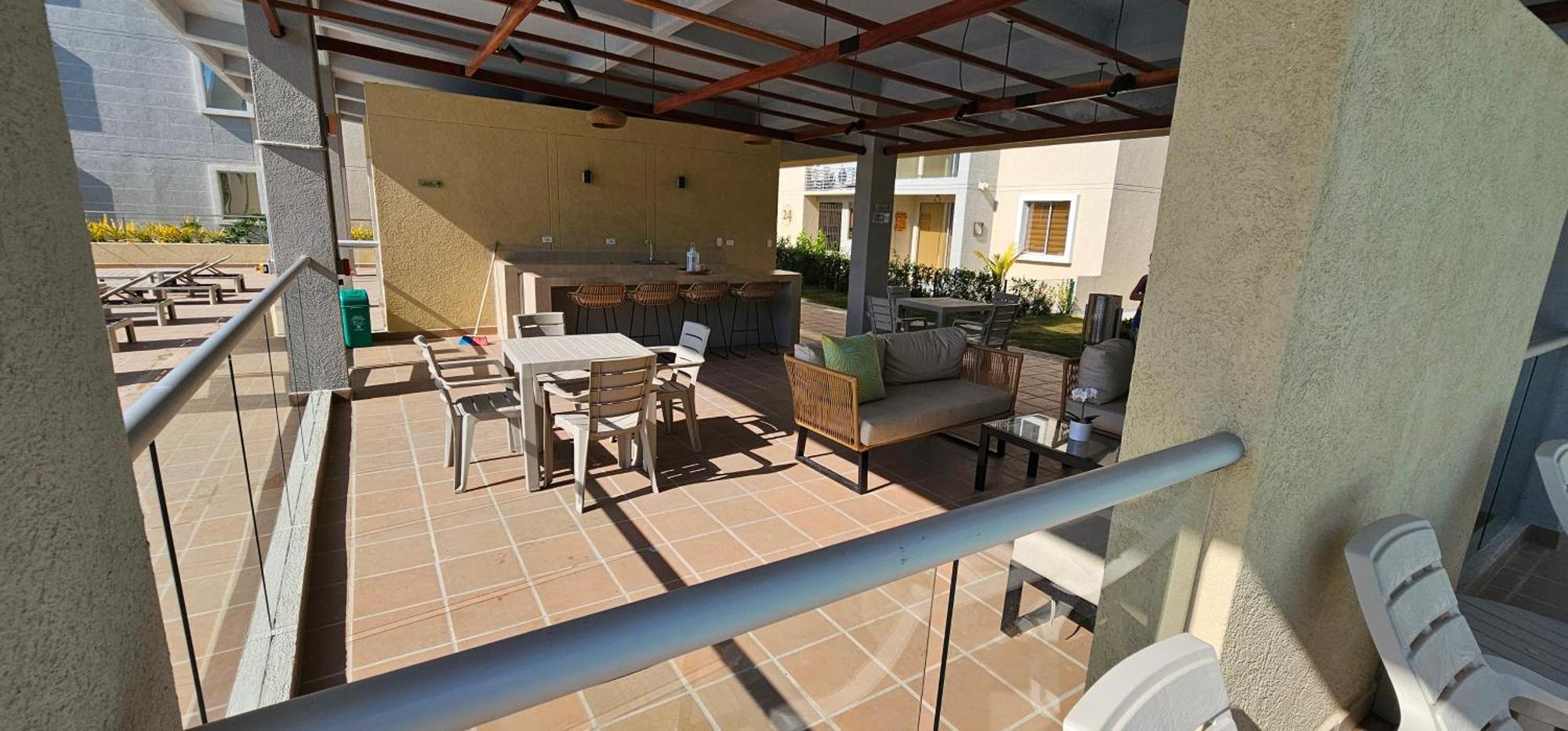Modern In With Pool And Access *